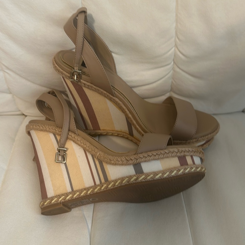 White house black Market pastel wedge, size 7, great pre-owned condition